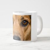 Neugieriger Hund beim Beobachten Jumbo-Tasse (Vorderseite Rechts)