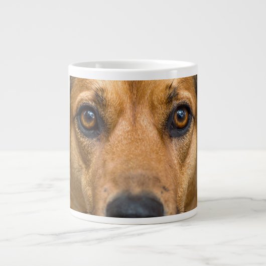 Neugieriger Hund beim Beobachten Jumbo-Tasse (Vorderseite)