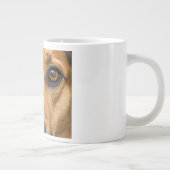 Neugieriger Hund beim Beobachten Jumbo-Tasse (Rechts)