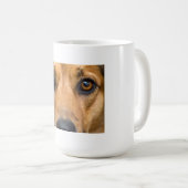 Neugieriger Hund beim Beobachten Kaffeetasse (VorderseiteRechts)