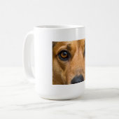 Neugieriger Hund beim Beobachten Kaffeetasse (Vorderseite Links)