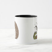 Neugieriger Igel, der einen kleinen Frösch beobach Tasse (Zentrum)