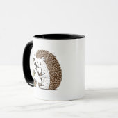 Neugieriger Igel, der einen kleinen Frösch beobach Tasse (Vorderseite Links)