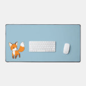 Neugieriger Little Fox auf blau Schreibtischunterlage (Tastatur & Maus)