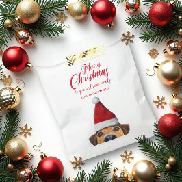 Neugieriger Niedlicher Hund mit Weihnachtsmannmütz Geschenktütchen