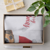 Neugieriger Niedlicher Hund mit Weihnachtsmannmütz Seidenpapier (Geschenk)