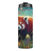 Neugieriger roter Panda auf einer magischen Wiese Thermosbecher (Vorderseite)