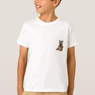 Neugieriger Waschbär in einem hölzernen Eimer Kind T-Shirt