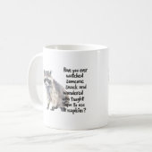Neugieriger Waschbär mit lustigem Zitat über Snack Kaffeetasse (Vorderseite Links)