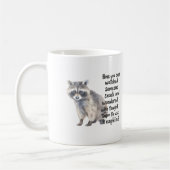 Neugieriger Waschbär mit lustigem Zitat über Snack Kaffeetasse (Links)
