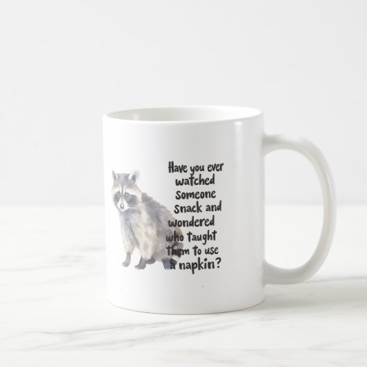 Neugieriger Waschbär mit lustigem Zitat über Snack Kaffeetasse (Rechts)