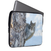 Neugieriges Eichhörnchen, das von einem Baum herbe Laptopschutzhülle (Vorne Rechts)