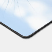 Neugieriges Eichhörnchen, das von einem Baum herbe Schreibtischunterlage (Ecke)