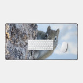 Neugieriges Eichhörnchen, das von einem Baum herbe Schreibtischunterlage (Tastatur & Maus)