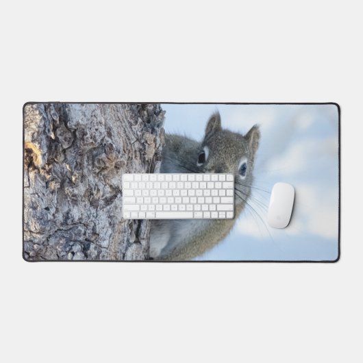 Neugieriges Eichhörnchen, das von einem Baum herbe Schreibtischunterlage (Tastatur & Maus)