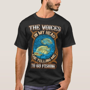 Neugieriges Kätzchen mit Fischspielzeug und kleine T-Shirt