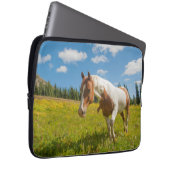 Neugieriges Pferd auf der Alp Wiese im Sommer Laptopschutzhülle (Vorne Rechts)