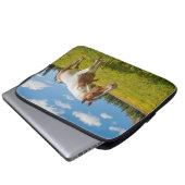 Neugieriges Pferd auf der Alp Wiese im Sommer Laptopschutzhülle (Vorne Knopf)