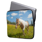 Neugieriges Pferd auf der Alp Wiese im Sommer Laptopschutzhülle (Vorderseite Links)