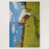 Neugieriges Pferd auf der Alp Wiese im Sommer Puzzle (Vertikal)