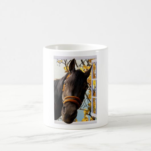Neugieriges Pferd durch das Küchenfenster schauen Kaffeetasse (Mittel)