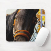 Neugieriges Pferd durch das Küchenfenster schauen Mousepad (Mit Mouse)