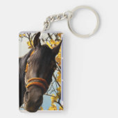 Neugieriges Pferd durch das Küchenfenster schauen Schlüsselanhänger (Rückseite)