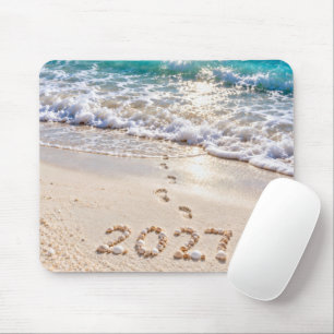 Neujahr 2027 Muscheln an einem Strand Mousepad