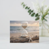 Neujahr 2027 Strand-Stundenglas Postkarte (Stehend Vorderseite)