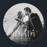 Neulich romantische moderne Personalisierte Großuh Große Wanduhr<br><div class="desc">Dieses stilvolle Uhrwerk bietet Ihnen Ihr bestes Foto für Hochzeiten,  mit eleganter,  handgeschriebener Schrift-Typografie "mr und mrs" und einem Platz,  um Ihren Familiennamen hinzuzufügen. Ein perfektes Geschenk für Hochzeiten,  Jubiläen etc.</div>