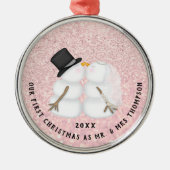Neulich rosa Schnee Couple Erste Weihnachten Ornament Aus Metall (Vorne)