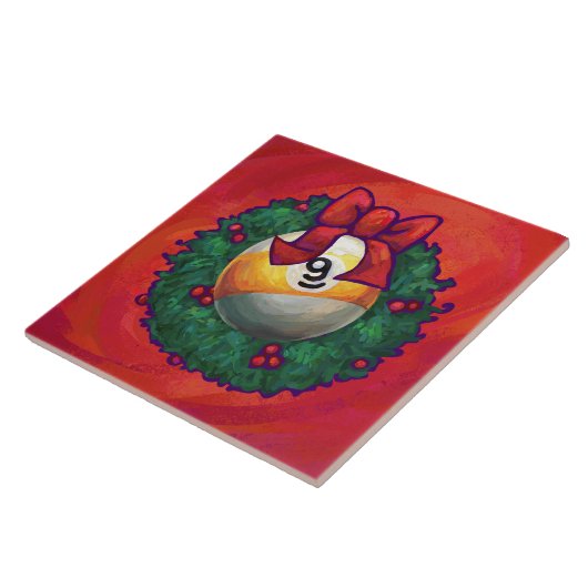 Neun Ball in Weihnachtskranz auf Rot Fliese (Seite)