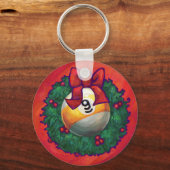 Neun Ball in Weihnachtskranz auf Rot Schlüsselanhänger (Vorderseite)