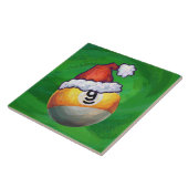 Neun Ball in Weihnachtsmannmütze über Grün Fliese (Seite)
