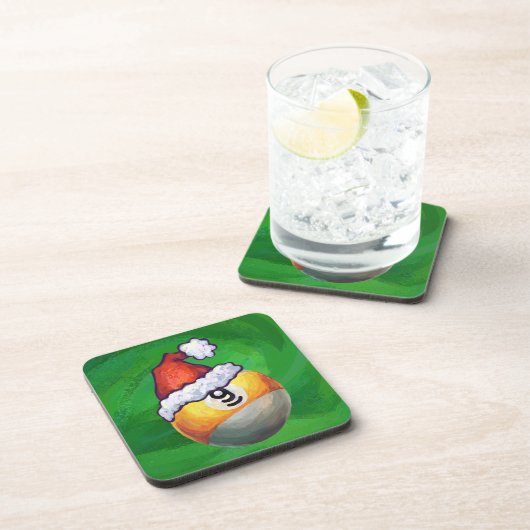 Neun Ball in Weihnachtsmannmütze über Grün Getränkeuntersetzer (Rechte Seite)