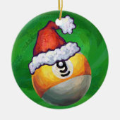 Neun Ball in Weihnachtsmannmütze über Grün Keramikornament (Vorne)