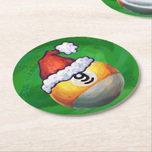 Neun Ball in Weihnachtsmannmütze über Grün Runder Pappuntersetzer