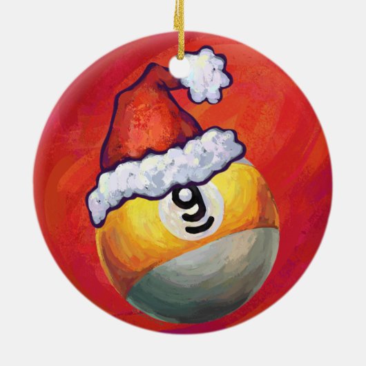Neun Ball in Weihnachtsmannmütze über Rot Keramikornament (Hinten)