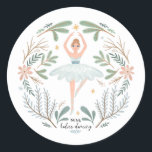 Neun Damen tanzen 12 Tage Niedliches Weihnachtsvol Runder Aufkleber<br><div class="desc">Neun Damen tanzen. Niedliche Festtage "12 Tage Weihnachten" Illustration. Karo für passende Produkte in meinem Shop. Behalt alle im selben Stil. Personalisieren, bestellen, empfangen, genießen und zurückkommen! Am zwölften Weihnachtsfeiertag schickte mir meine wahre Liebe: Zwölf Trommler trommeln, elf Piper, zehn Lords a-leaping, neun Damen tanzen, acht a-melken, sieben Schwäne a-Schwimmen,...</div>