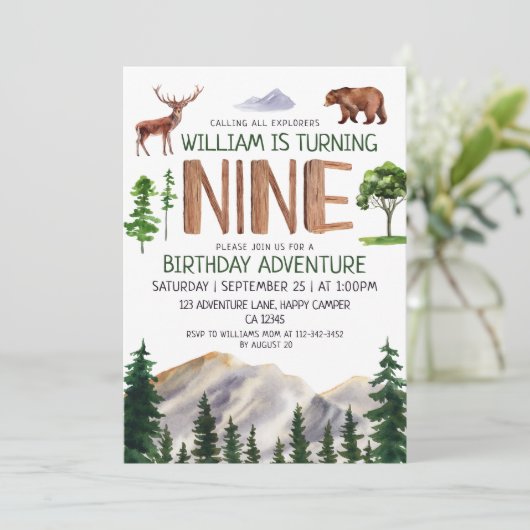 Neun Explorer Boy Birthday Einladung (Stehend Vorderseite)