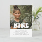 Neun - Groovy Foto Geburtstagsfeier Einladung (Stehend Vorderseite)