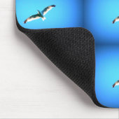 Neun in die Höhe schießende Möwen auf blauem Mouse Mousepad (Ecke)
