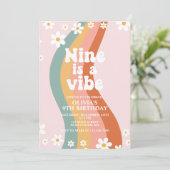 Neun ist ein Vibe Groovy daisy Regenbogen 9. Gebur Einladung (Stehend Vorderseite)