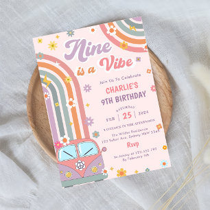 Neun ist ein Vibe Groovy Retro Daisy 9. Geburtstag Einladung