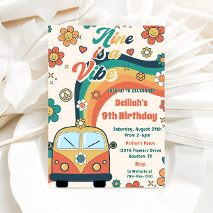 Neun ist ein Vibe Groovy Retro Floral 9. Geburtsta Einladung