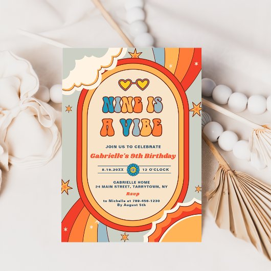 Neun ist ein Vibe Groovy Retro Rainbow 9. Geburtst Einladung