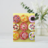 Neun Kuchen, jedes mit Süßigkeiten in einem Postkarte (Stehend Vorderseite)