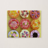 Neun Kuchen, jedes mit Süßigkeiten in einem Puzzle (Horizontal)