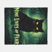 Neun Leben der Angst – Schwarze Katze Fleecedecke (Vorderseite (Horizontal))