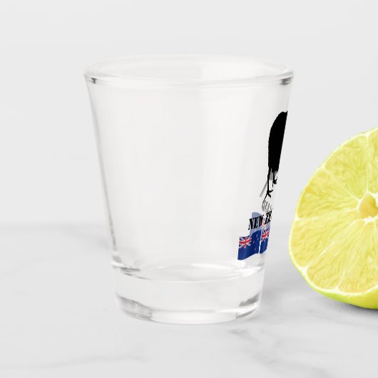 Neuseeland & Kiwi Bird Sillhouette / Zealand Flag Schnapsglas (Links)
